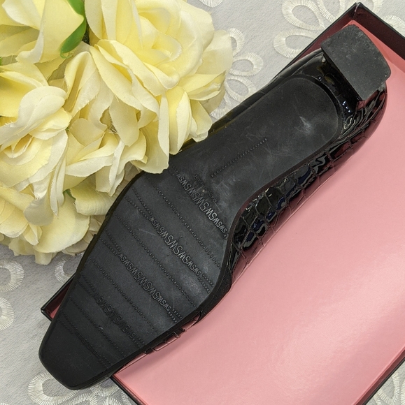 Like 🆕 Stuart Weitzman pump with bow buckle - Picture 9 of 14